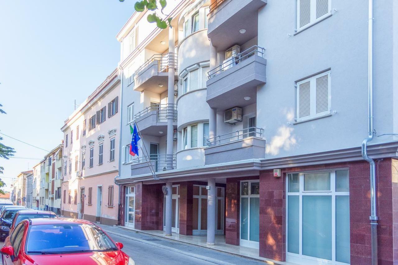 Sunny Corner In City Center With Free Parking Apartment Pula Exterior photo